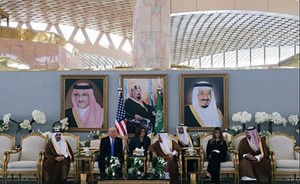 بالفيديو.. الملك سلمان يوضح لترمب معنى هز فنجان القهوة العربية