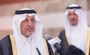 أمير مكة يوجّه بإخلاء صحن المطاف من المصلين حتى نهاية رمضان ومنع سُفر الإفطار