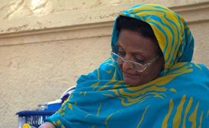 وصفت بالبطلة القومية.. أستاذة جامعية تبيع الشاي بالسودان