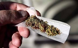 رجل يقص أنفه بسكين تحت تأثير المخدرات