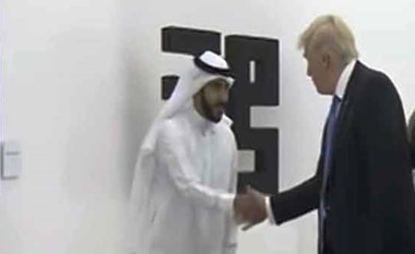 ماذا قال ترمب لهذا الفنان السعودي عندما صافحه؟