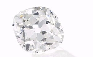 اشترت خاتماً بـ 10 جنيهات استرلينية وتبيعه بـ 350 ألفاً