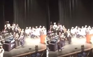 بالفيديو.. في حفل تخرجه.. طالب يحاول ضرب مُعلميه