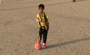 طفل أصابه لغم حوثي يتمنى لقاء اللاعب محمد نور