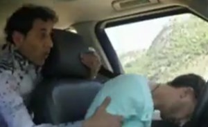 فيديو صادم .. فنان مصري كاد أن يسقط بالسيارة من سفح الجبل ..شاهدوا ماحدث