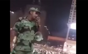 بالفيديو.. رجل أمن يخاطب المعتمرين بعدة لغات