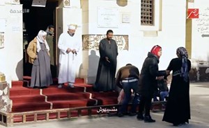 بالفيديو.. رد فعل صادم للمصريين لحظة رمي أم طفلها أمام مسجد !