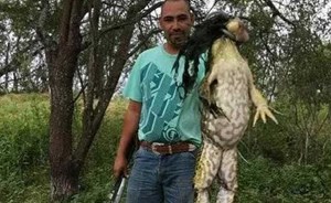 صياد يصطاد ضفدعاً بحجم “إنسان” !