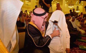أمير تبوك يوجِّه بعلاج طفل كفيف بعدما استمع لتلاوته للقراَن الكريم ويهديه قلمه الخاص