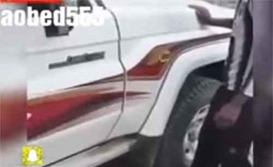 بالفيديو.. شباب يتحدون عامل على مبلغ مالي بشرط أن تسير السيارة على قدمه!
