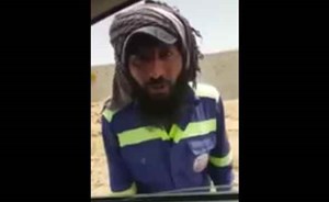 بالفيديو.. عامل نظافة يدهش مواقع التواصل بإتقانه حفظ القرآن وإكماله الآيات بلا أخطاء
