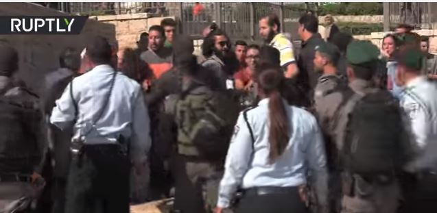 بالفيديو…ارهابيون يهود يقتحمون ساحات المسجد الأقصى في الذكرى الـ50 لاحتلال #القدس