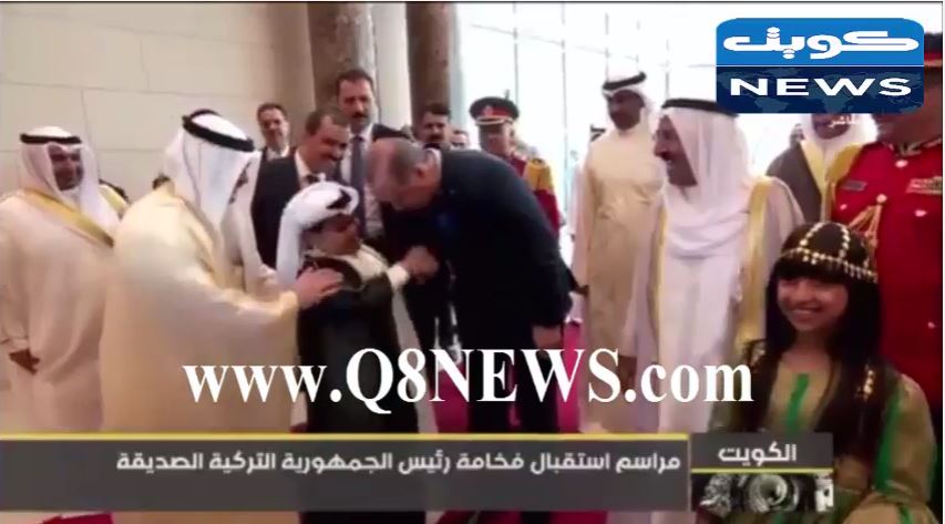 بالفيديو…أردوغان يُقبل يدَ طفل كان في استقباله #الكويت_ترحب_بالرييس_اردوغان