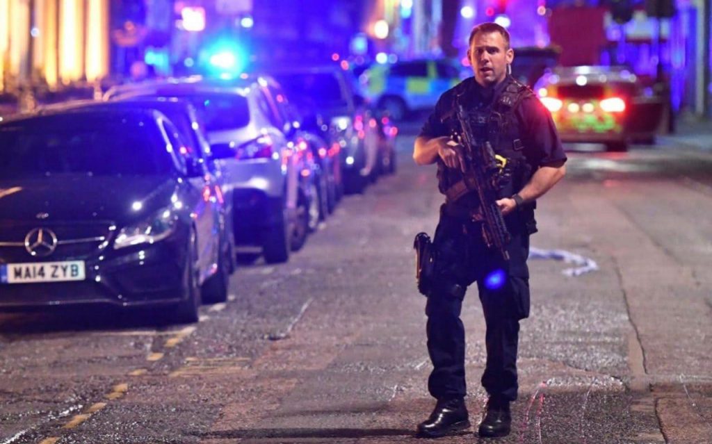 سفارة #الكويت في #لندن تدعو المواطنين لتوخي الحيطة والحذر والالتزام بتعليمات الشرطة