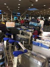 فوضى وحقائب ملقاة على الأرض بمطار الكويت!