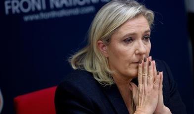 القضاء الفرنسي يوجه تهمة «خيانة الأمانة» لمارين لوبان