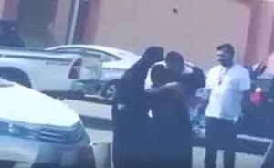بالفيديو.. أسرة سعودية تفاجئ ابنتها بالهدايا يوم تخرجها أمام مدرستها