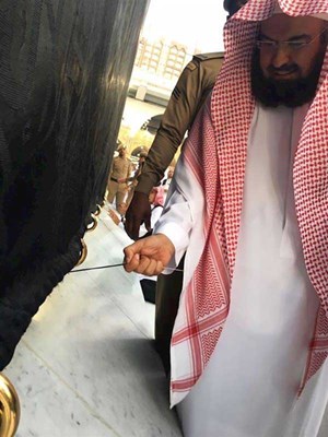 صورة.. السديس يشارك في خياطة ثوب الكعبة المشرفة