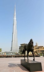 تعرف على تمثال «الحصان الأندلسي» في وسط مدينة دبي