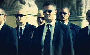 لماذا يرتدي الحراس الشخصيون نظارات سوداء باستمرار!