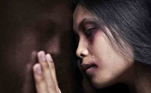 مرافق فنان عربي شهير يعتدي على خادمته… وهذا ما فعله لمنع الفضيحة