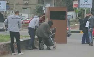 بالفيديو.. ردود فعل المصريين تجاه رجل يعتدي على أم وطفلها في الشارع