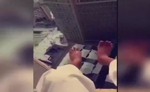فيديو مرعب.. شاب يمشي على حافة برج شاهق في مكة!