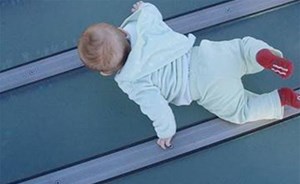 في واقعة غريبة.. إلقاء رضيع “عارياً” من الطابق الخامس بالقاهرة