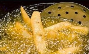حيلة بسيطة.. هكذا تمنعون انتشار رائحة زيت القلي في منازلكم!