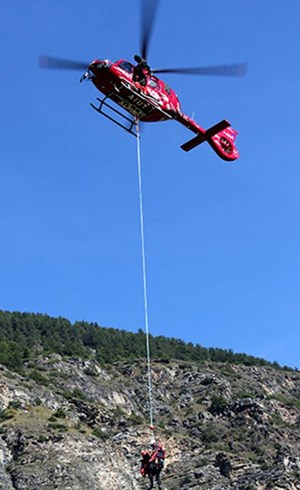 سقوط 3 أشخاص انقطع بهم سلك مروحية في جبال الألب