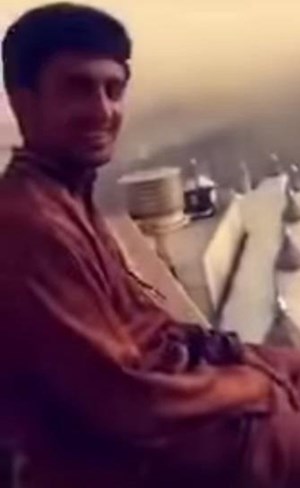 القبض على شابين ظهرا في فيديو وهما يسيران بتهور على حافة برج مطل على الحرم