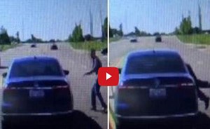 بالفيديو.. شخص يلقي بنفسه داخل سيارة لإيقافها بعد تعرض قائدها لأزمة صحية