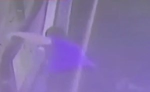 بالفيديو .. سلم كهربائي يمزق ذراع طفل أمام والدته!