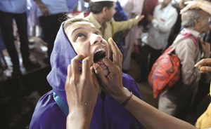 في الهند.. يعالجون الربو بابتلاع السمك حياً!