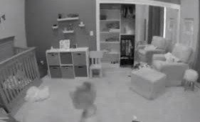 فيديو طريف لطفل يخطط لإخراج شقيقه من سريره