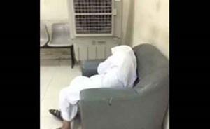 بالفيديو.. مواطن سعودي يكشف حيلة متسول ويتتبعه لحين وصول الشرطة للقبض عليه