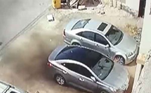 بالفيديو.. كاميرا توثق لحظة إشعال شخص النار في سيارة فارهة بالسعودية..شاهدوا ماحدث !