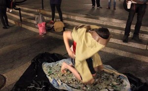 بالفيديو: مشى على الزجاج حافي القدمين!
