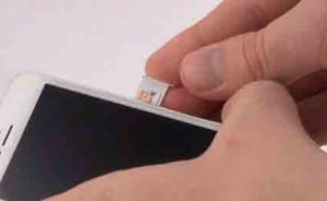 بعد أن وضع شريحته بهاتف زوجته القديم.. اكتشف المفاجأة!