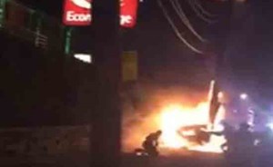 بالفيديو… لقطات صادمة لضباط شرطة يركلون سائقا مشتعلا بالنيران