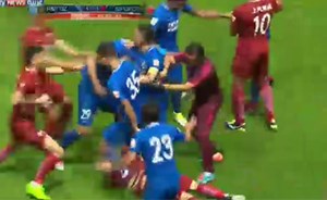 بالفيديو.. اشتباك جماعي على المستطيل الأخضر