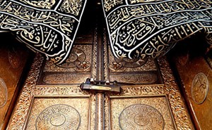 بالفيديو.. تعرف على العائلة السعودية التي صنعت باب الكعبة