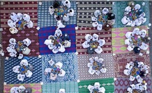 صورة مبهرة لعمانيين يفطرون على الأرض تثير إعجاب المغردين