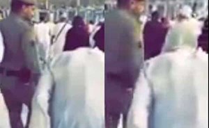 بالفيديو.. رجل أمن يرافق معتمر مسن منحني الظهر أثناء طوافه