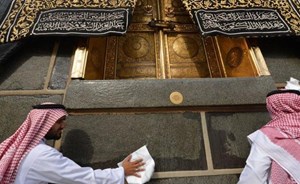 بالصور.. هذه إجراءات صيانة ثوب الكعبة