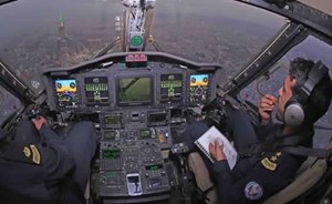 ​صورة رائعة لاثنين من رجال طيران الأمن يتناولان الإفطار فوق سماء الحرم المكي