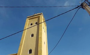 قرية مغربية تهاجم ابن مؤذن بسبب موعد الإفطار…ظنوا أنه أذن قبل الموعد