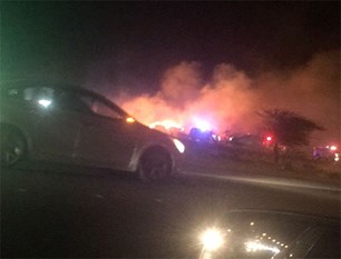 بالفيديو والصور.. الإطفاء تتعامل حالياً مع حريق ضخم للأعلاف على طريق السالمي