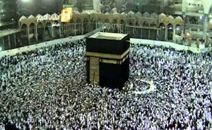 بالفيديو.. هذا ما تفاجأ به المشاهدون أثناء بث قناة القرآن الكريم