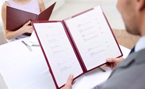 ما الفرق بين قوائم الطعام في المطاعم الراقية والشعبية؟